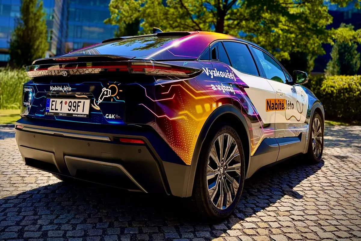Zadní část Toyoty C-HR+ s polepem Vyzkoušej a vyhraj