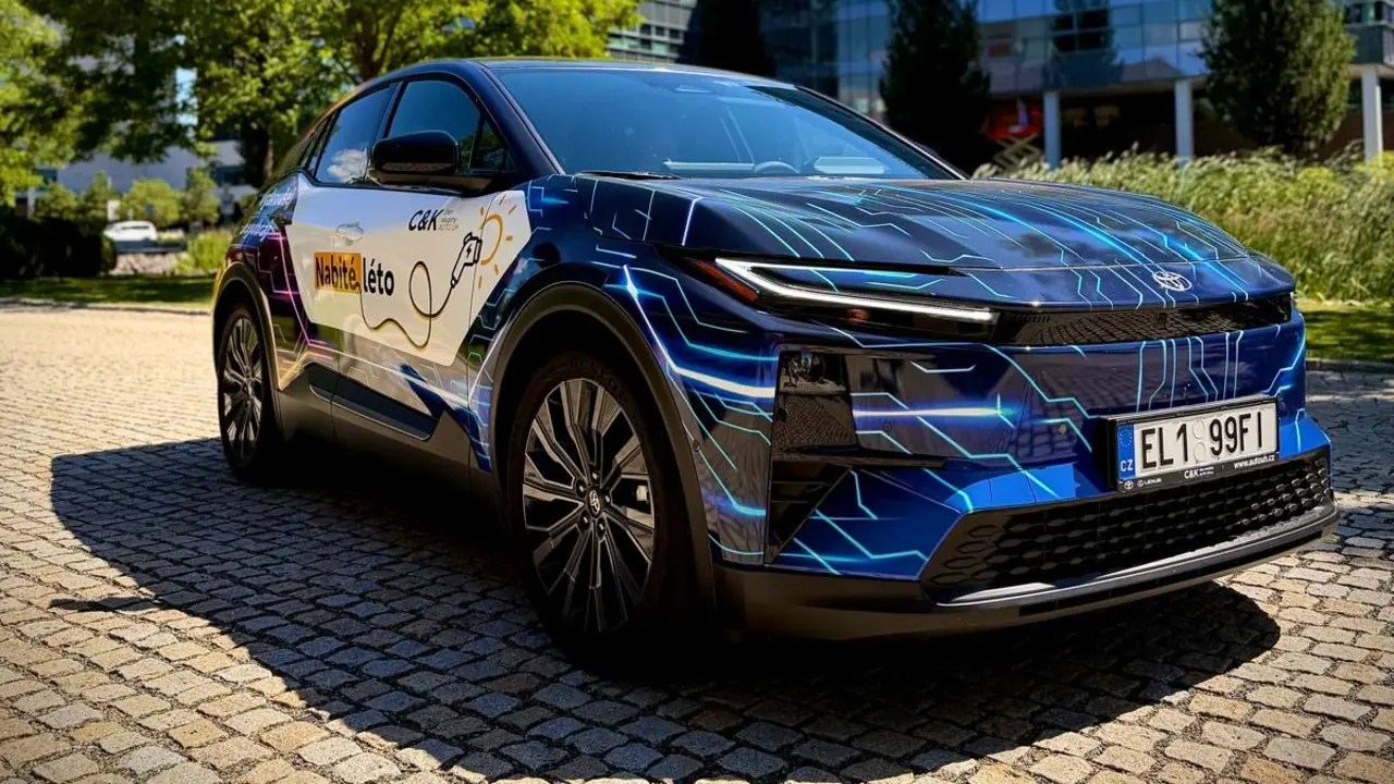 Toyota C-HR+ v polepu Nabité léto