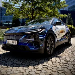 Toyota C-HR+ v polepu Nabité léto